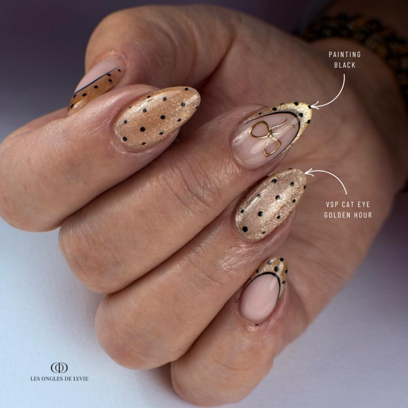 Pose d'ongles en amandes avec le vernis semi permanent Cat Eye Golden Hour, sable doré