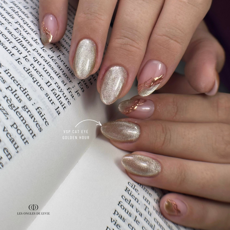 Pose d'ongles en amandes avec le vernis semi permanent Cat Eye Golden Hour, sable doré