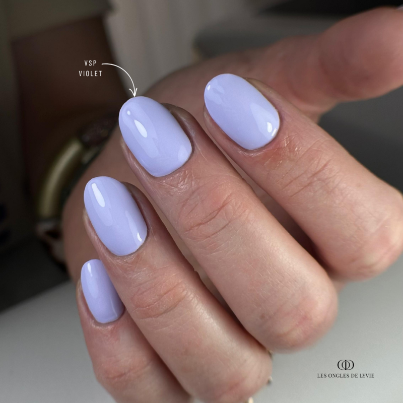 Pose d'ongles ovale avec le vernis semi permanent Violet, parme pastel clair