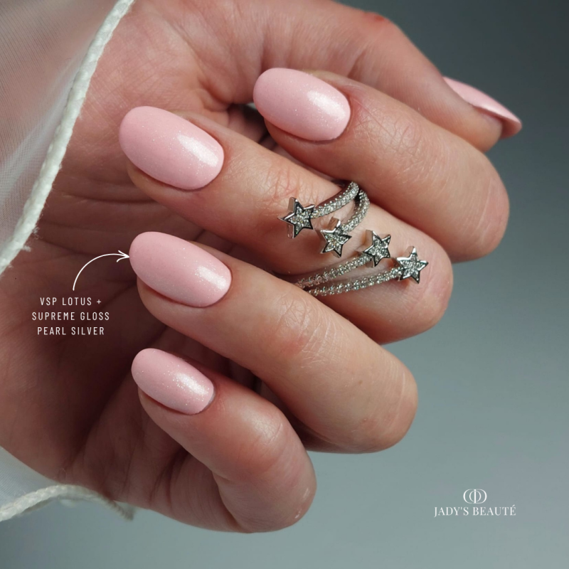 Pose d'ongles ovale avec le vernis semi permanent Lotus, vieux rose pastel