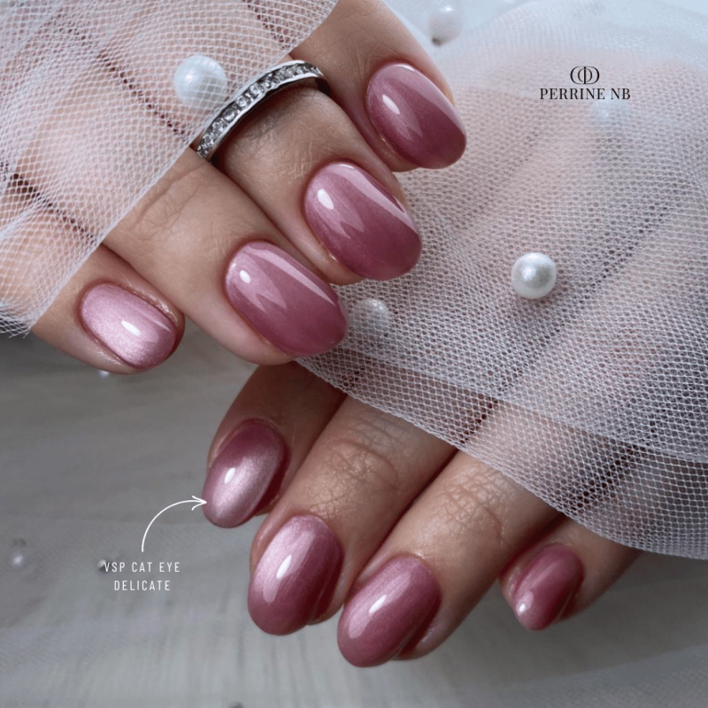 Pose ovale avec le vernis semi permanent Cat Eye Delicate, rose parme pastel