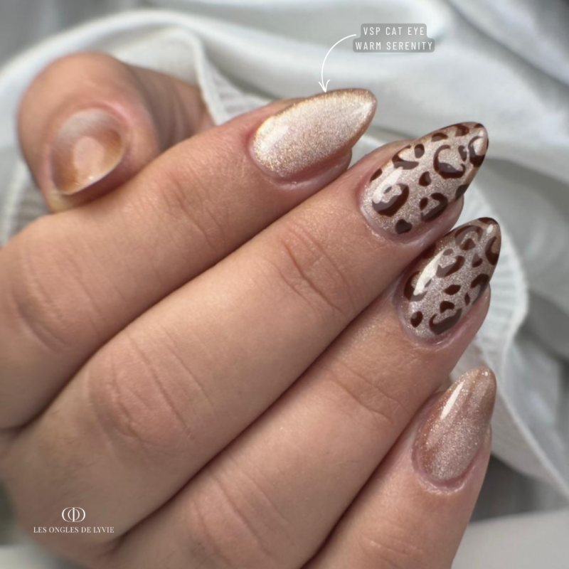 Pose d'ongles en amandes avec le vernis semi permanent Cat Eye Warm Serenity, rose gold