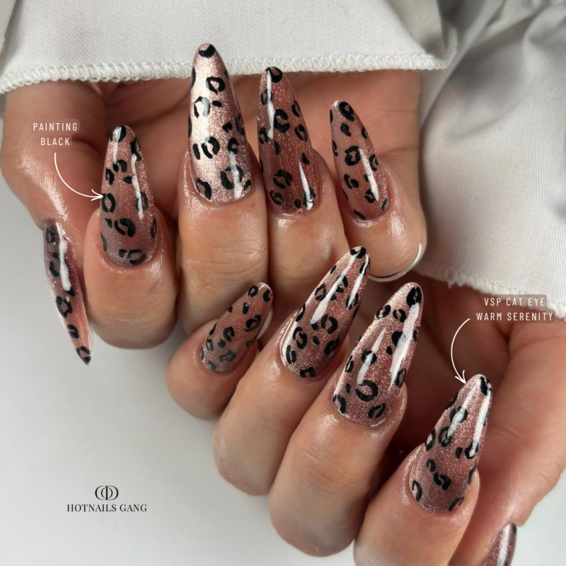 Pose d'ongles en amandes avec le vernis semi permanent Cat Eye Warm Serenity, rose gold