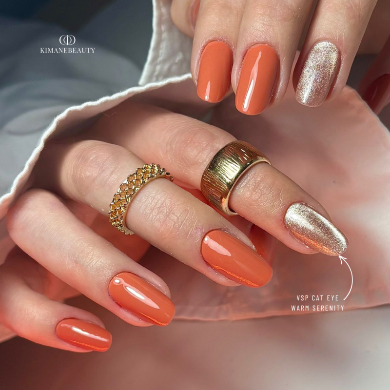 Pose d'ongles en amandes avec le vernis semi permanent Cat Eye Warm Serenity, rose gold