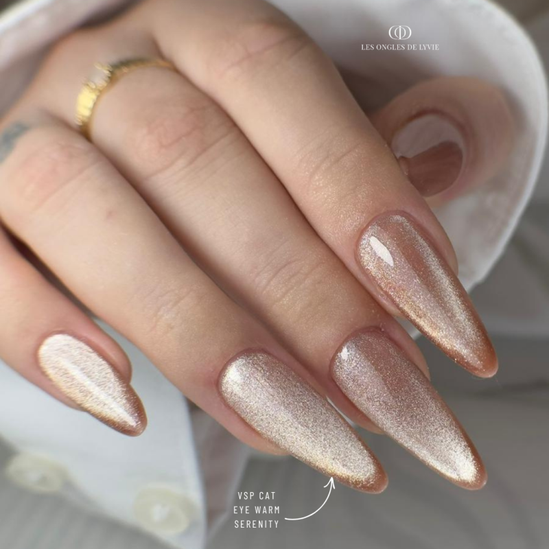 Pose d'ongles en amandes avec le vernis semi permanent Cat Eye Warm Serenity, rose gold