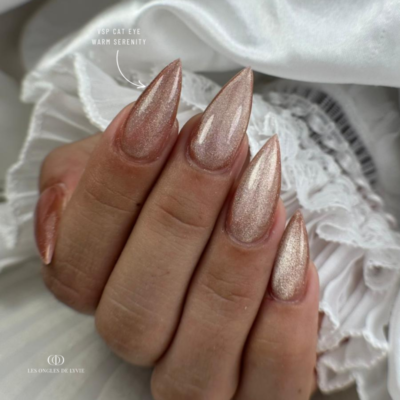 Pose d'ongles stilettos avec le vernis semi permanent Cat Eye Warm Serenity, rose gold