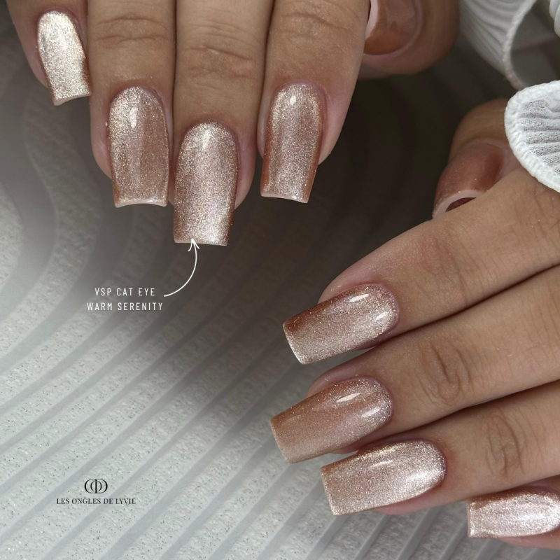 Pose d'ongles carrés avec le vernis semi permanent Cat Eye Warm Serenity, rose gold