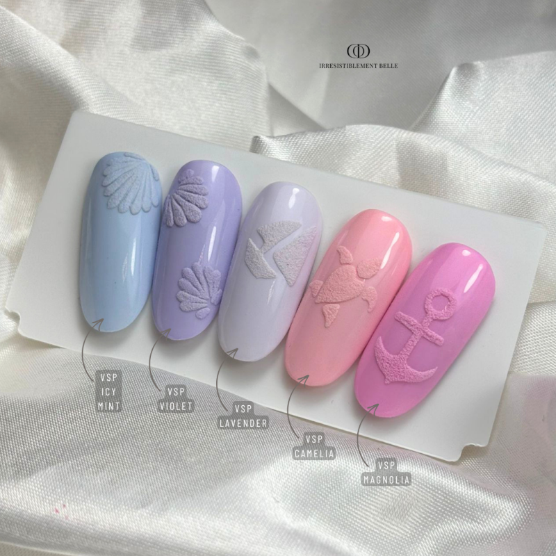 Capsules d'ongles nail art avec le vernis semi permanent Lavender, lavande pastel blanc