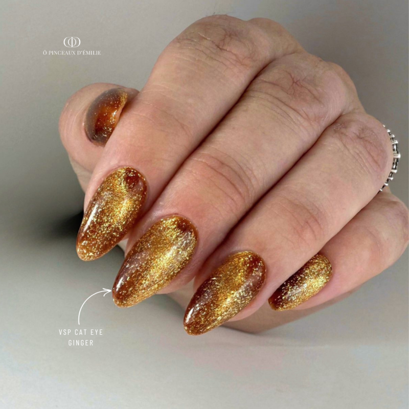 Pose d'ongles en amandes avec le vernis semi permanent Cat Eye Ginger, doré orange cuivré