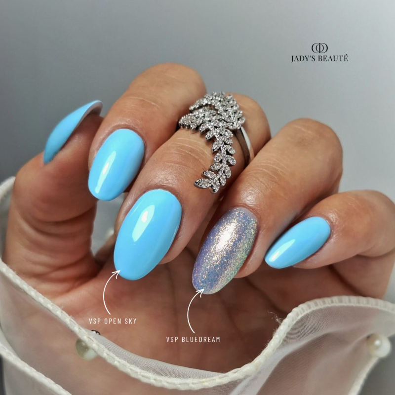 Pose d'ongles en amandes avec le vernis semi permanent Open Sky, bleu ciel