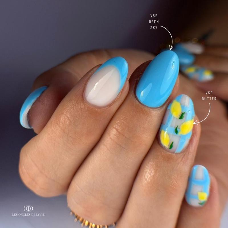 Pose d'ongles en amandes avec le vernis semi permanent Open Sky, bleu ciel