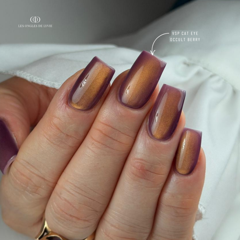 Pose carrée avec le vernis semi permanent Cat Eyes Occult Berry