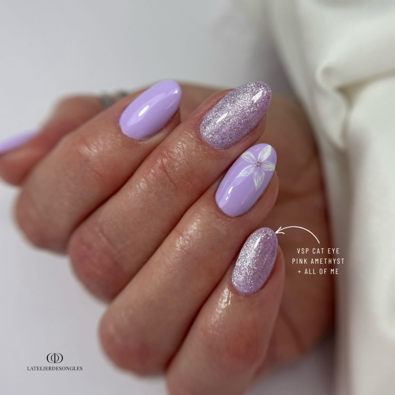 Pose d'ongles en amandes avec le vernis semi permanent All Of Me violet pastel