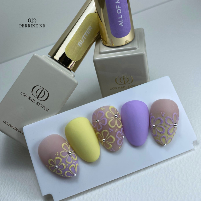 Capsules d'ongles nail art avec le vernis semi permanent All Of Me violet pastel