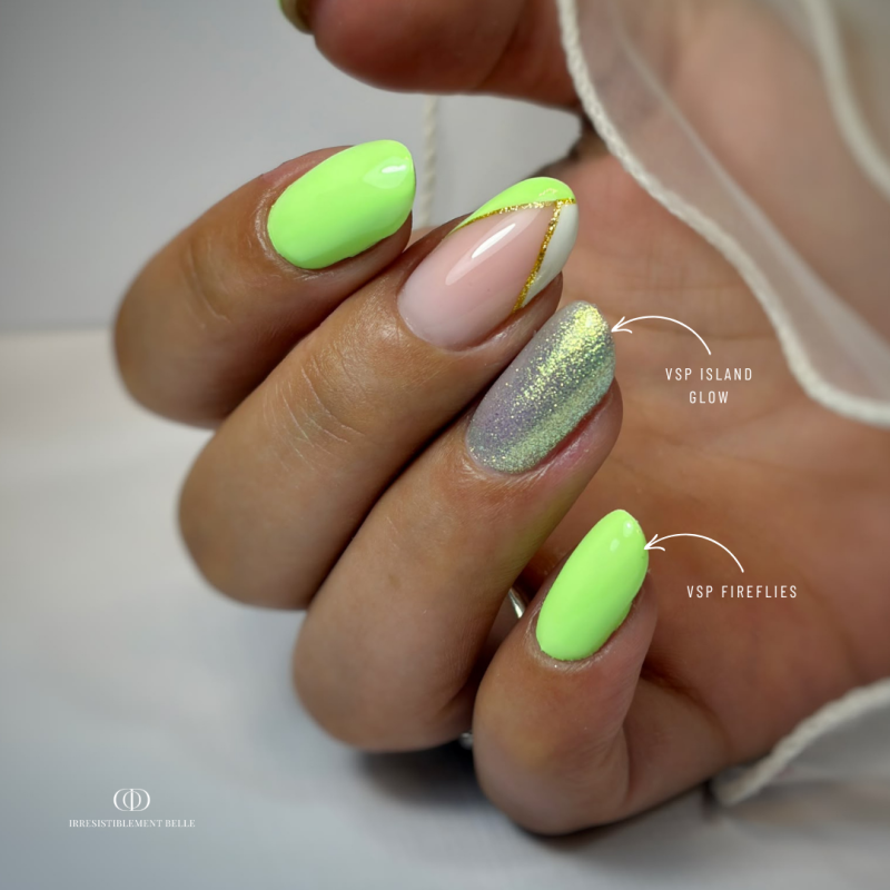 Pose ovale avec le vernis semi permanent Island Glow vert d'eau irisé pailleté