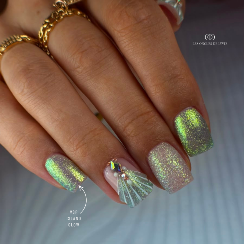 Pose carrée avec le vernis semi permanent Island Glow vert d'eau irisé pailleté