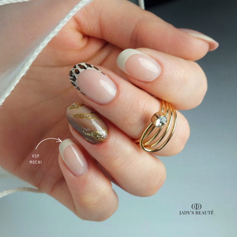 Pose d'ongles ovale avec le vernis semi permanent Mochi, nude crème beige gris