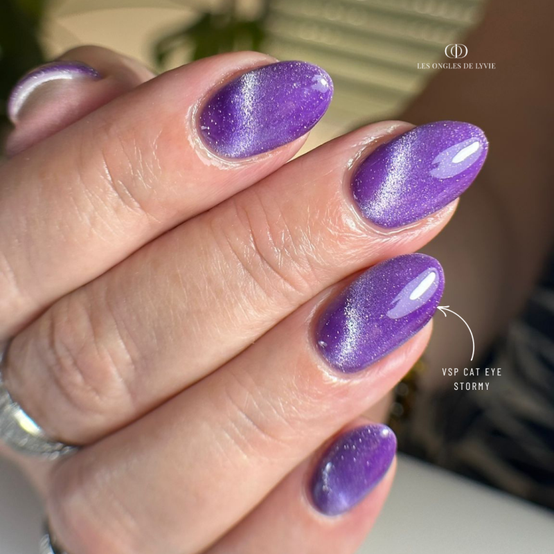 Pose d'ongles en amandes avec le vernis semi permanent Cat Eye Stormy, violet lavande foncé