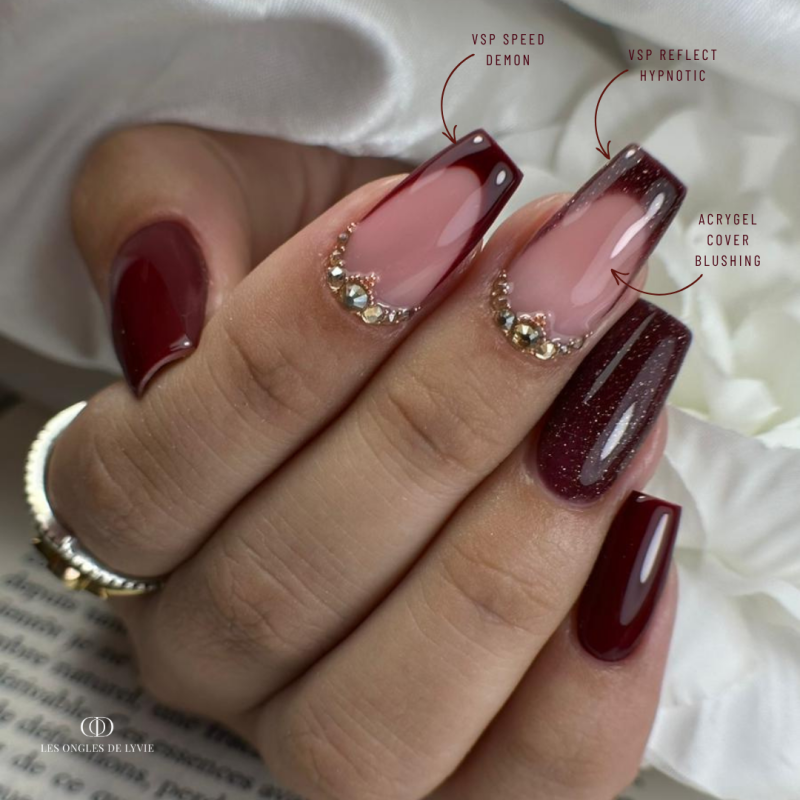 Pose coffin avec le vernis semi-permanent Speed Demon, bordeaux