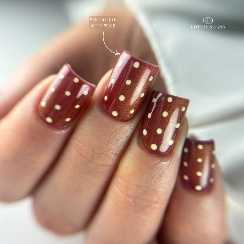 Pose carrée avec le vernis semi permanent Cat Eye Witchwood, rouge bordeaux violine doré
