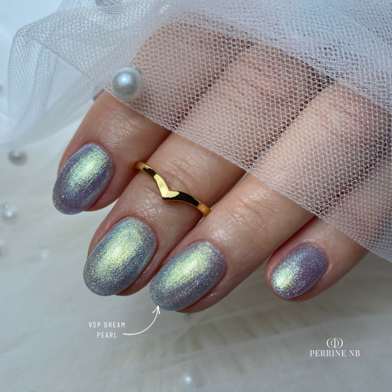 Pose d'ongles en amandes avec le My Color Dream Pearl, bleu clair nacré