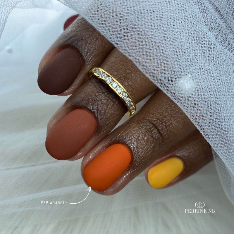 Pose d'ongles ovale avec le vernis semi permanent Adadgio,  orange citrouille