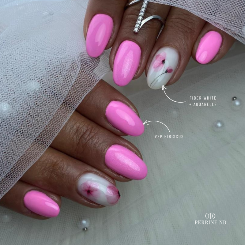 Pose d'ongles en amandes avec le vernis semi permanent Hibiscus, rose medium