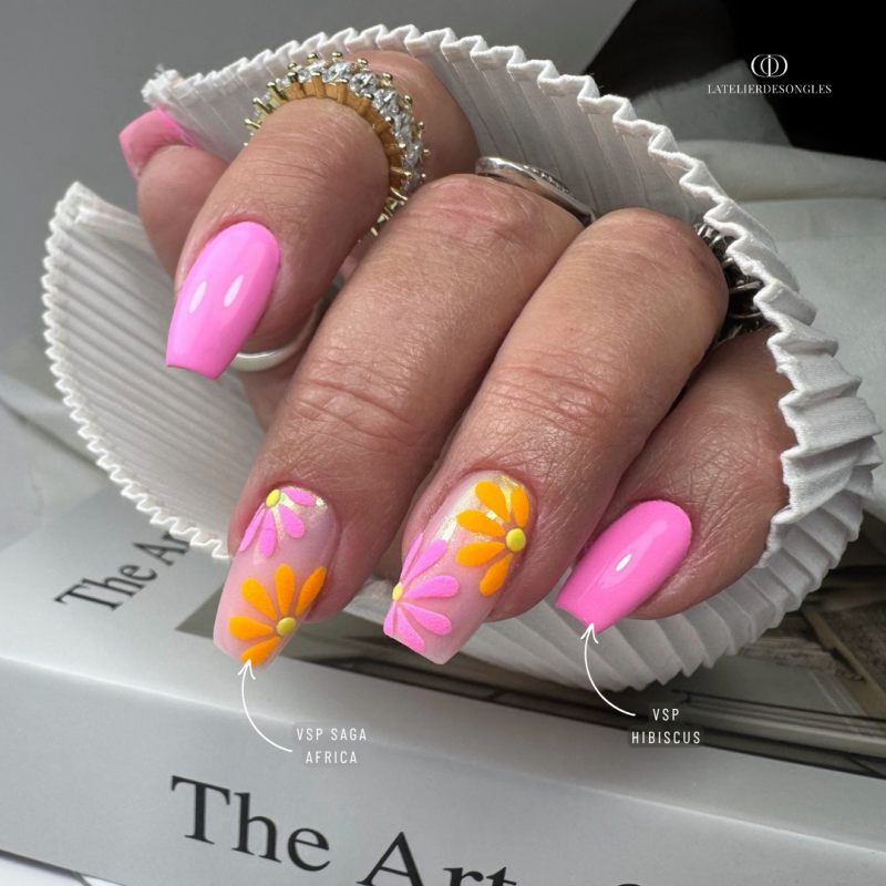 Pose d'ongles carrée avec le vernis semi permanent Hibiscus, rose medium