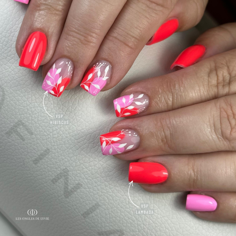 Pose d'ongles carrée avec le vernis semi permanent Hibiscus, rose medium