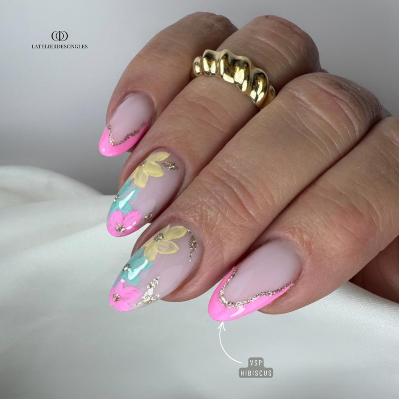 Pose d'ongles en amandes avec le vernis semi permanent Hibiscus, rose medium