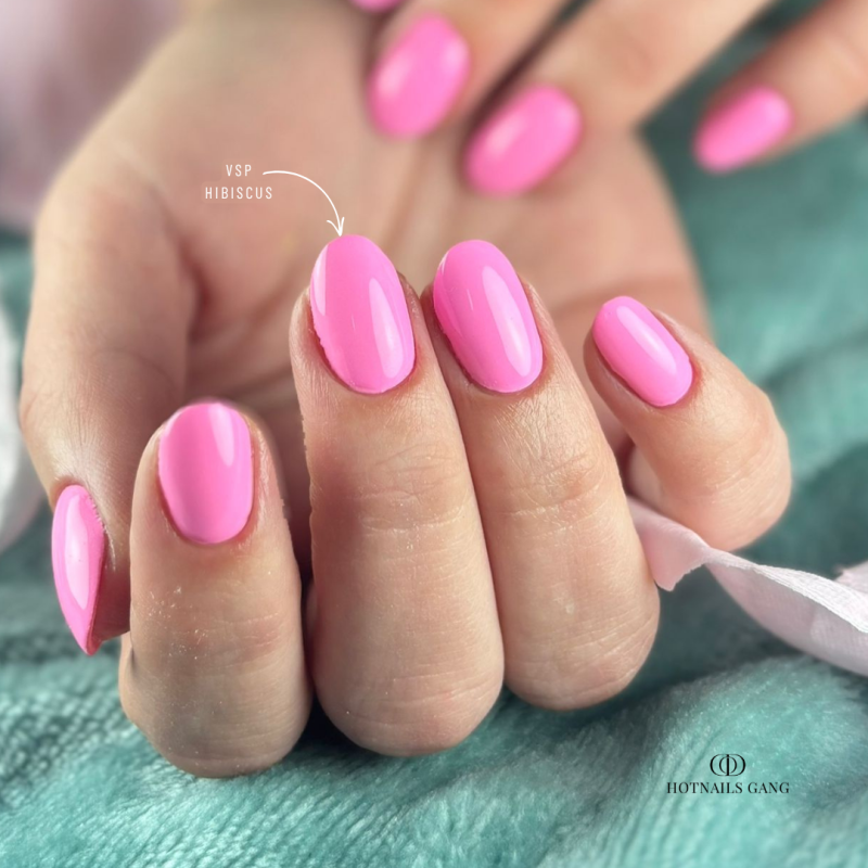 Pose d'ongles ovale avec le vernis semi permanent Hibiscus, rose medium