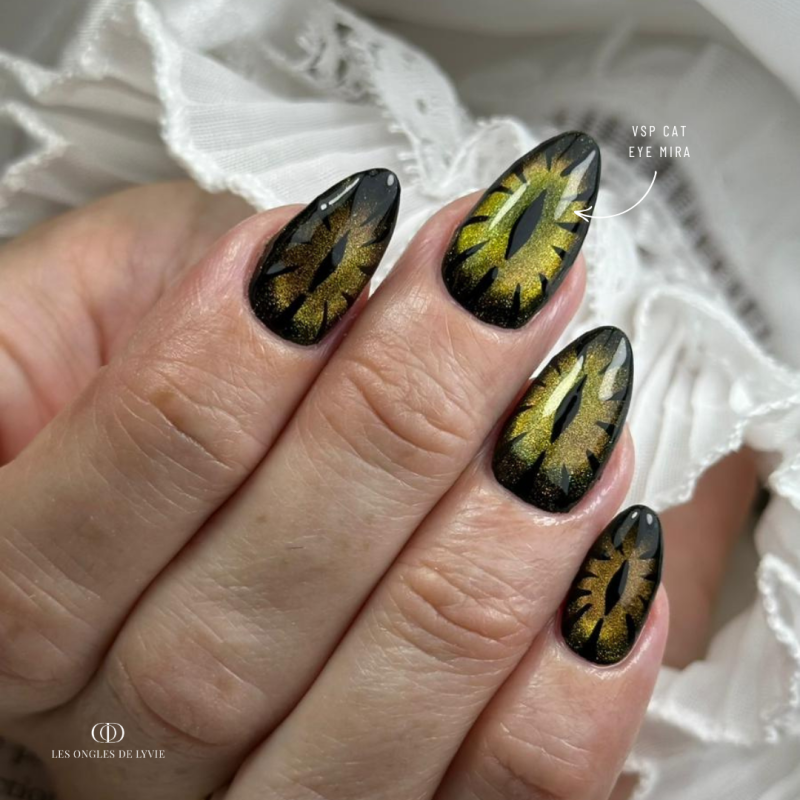 Pose d'ongles en amandes avec le vernis semi permanent Cat Eye Mira, caméléon 9D