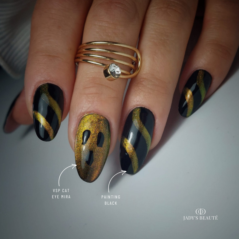 Pose d'ongles en amandes avec le vernis semi permanent Cat Eye Mira, caméléon 9D