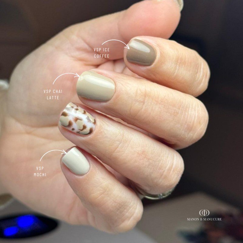 Pose d'ongles ovales avec le semi permanent Ice Coffee, marron taupe