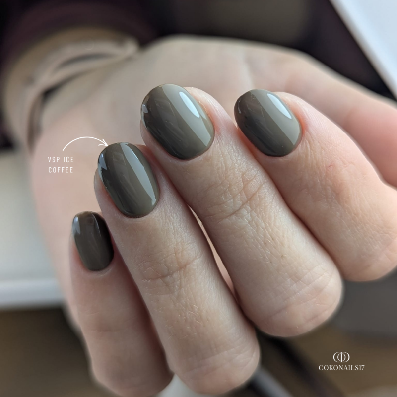 Pose d'ongles ovales avec le semi permanent Ice Coffee, marron taupe