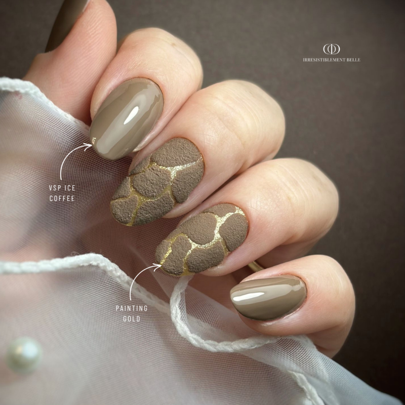 Pose d'ongles en amandes avec le semi permanent Ice Coffee, marron taupe