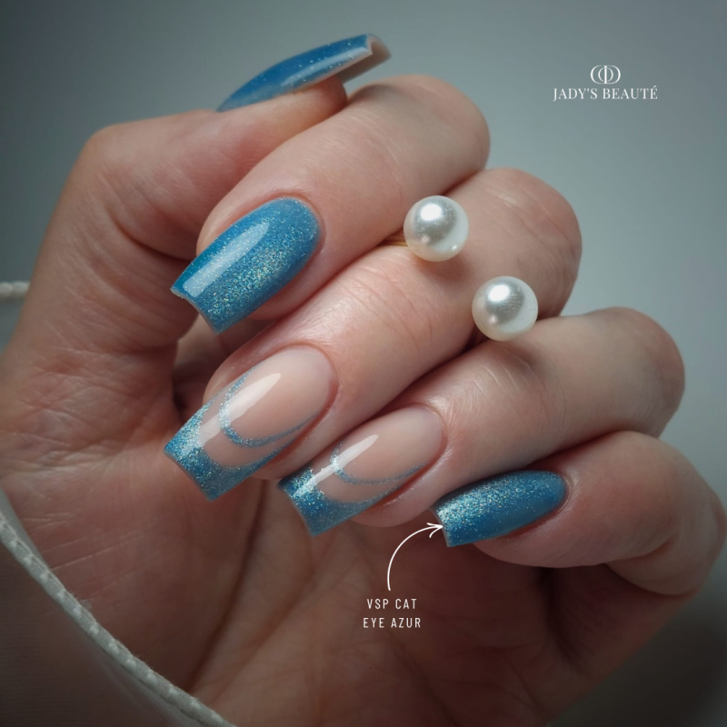 Pose d'ongles avec le vernis semi permanent Cat Eye Azur, bleu azur
