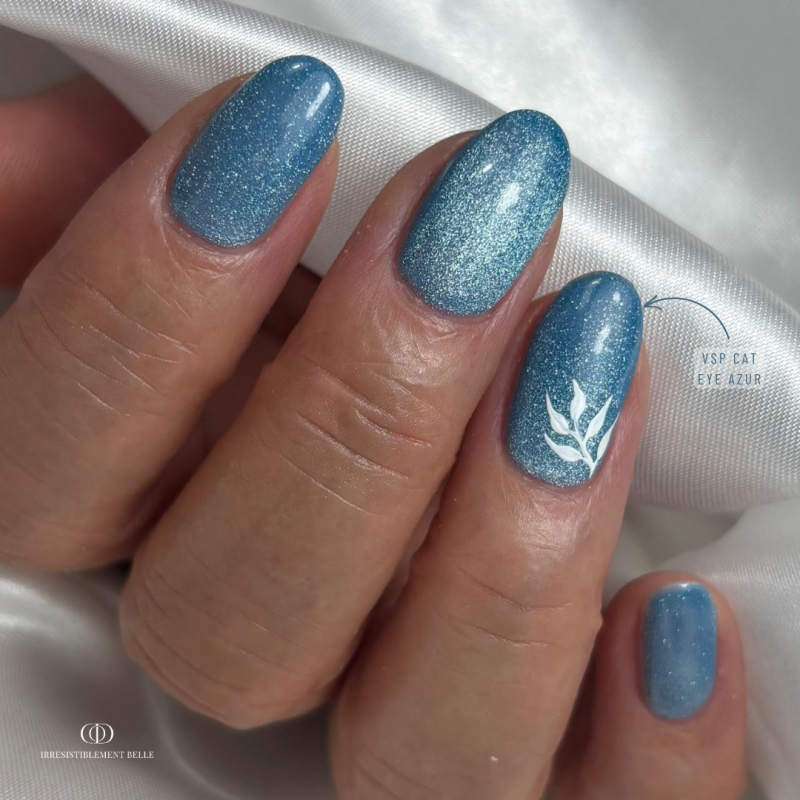 Pose d'ongles avec le vernis semi permanent Cat Eye Azur, bleu azur
