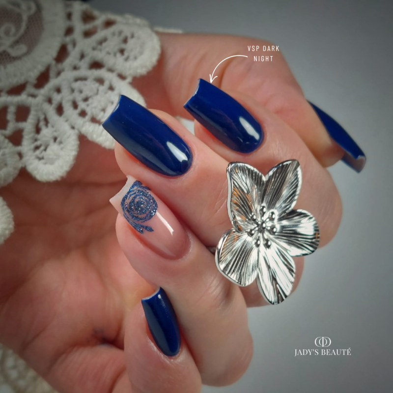 Pose d'ongles carrée avec le vernis semi permanent Dark Night, bleu nuit