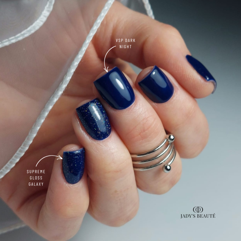 Pose d'ongles carrée avec le vernis semi permanent Dark Night, bleu nuit