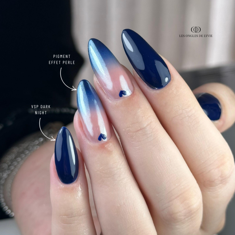 Pose d'ongles en amandes avec le vernis semi permanent Dark Night, bleu nuit