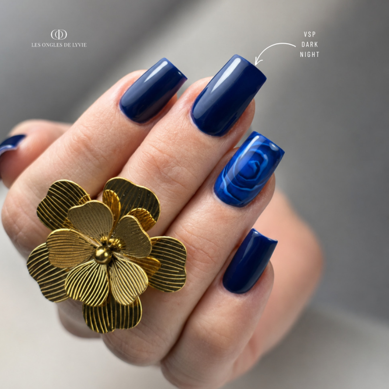 Pose d'ongles carrée avec le vernis semi permanent Dark Night, bleu nuit