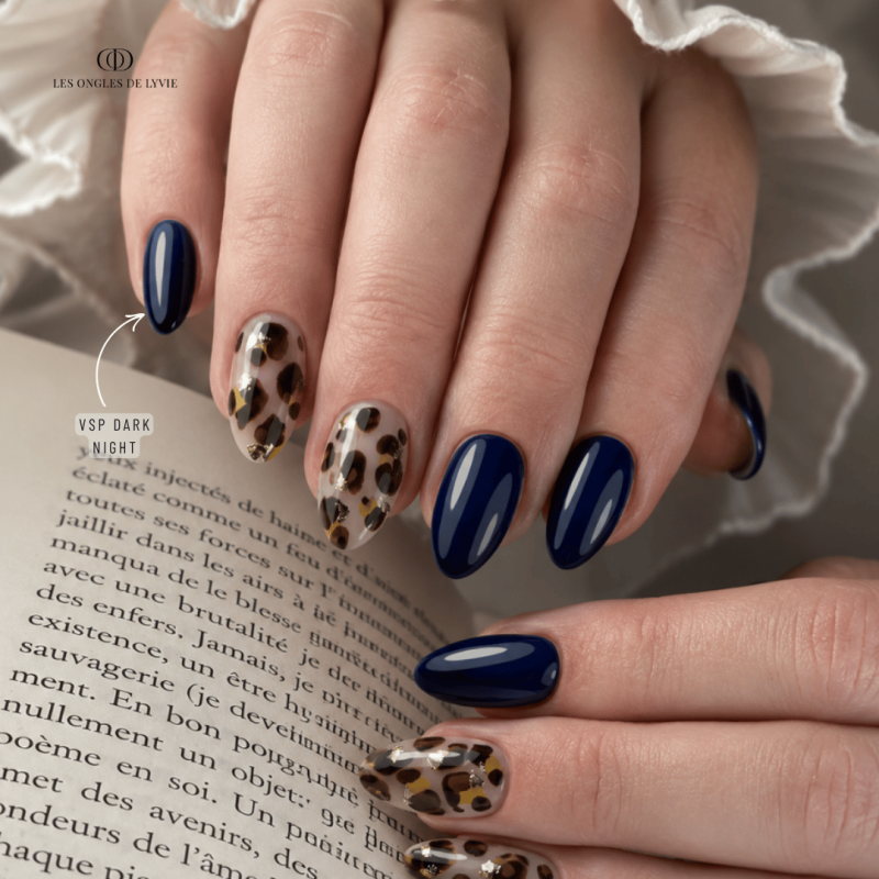 Pose d'ongles en amandes avec le vernis semi permanent Dark Night, bleu nuit