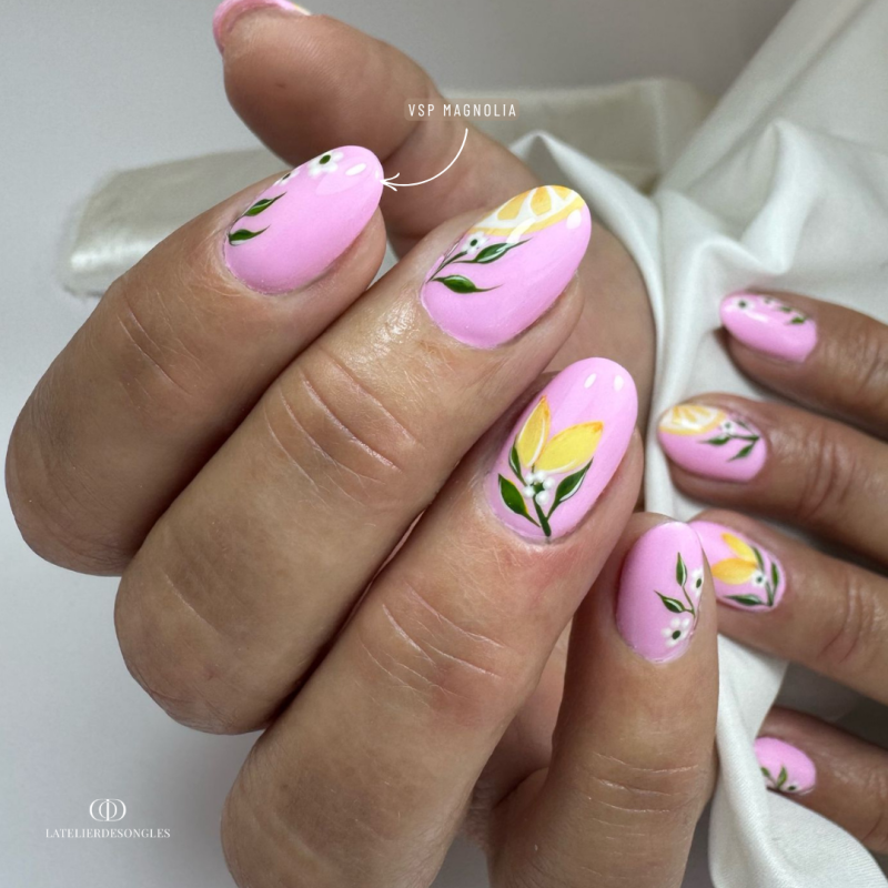 Pose en amande avec le vernis semi permanent Magnolia rose bonbon