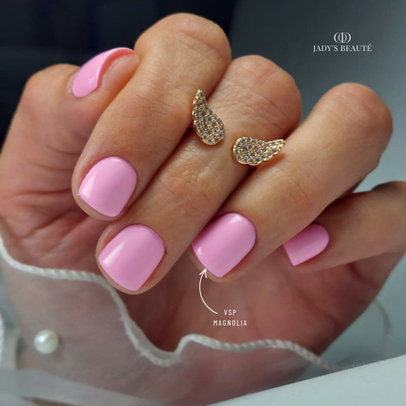 Pose carrée avec le vernis semi permanent Magnolia rose bonbon