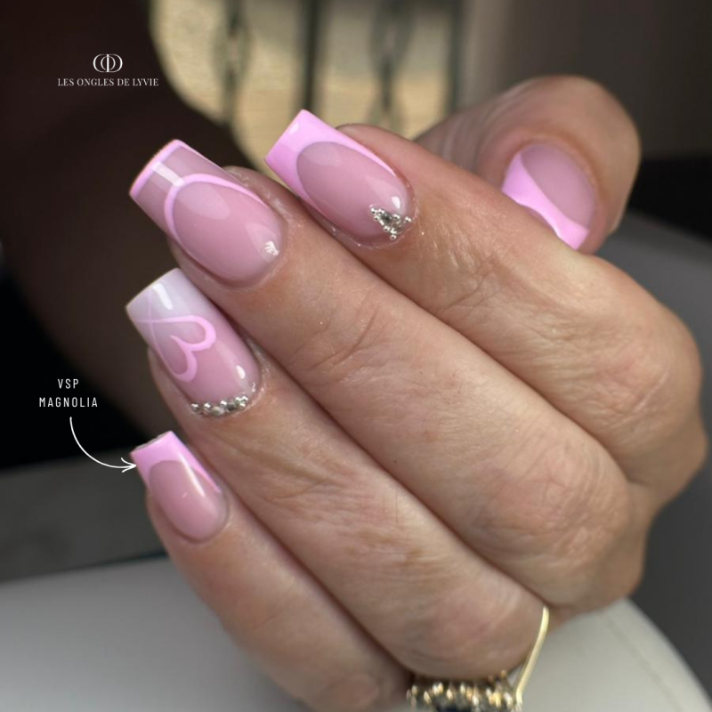 Pose carrée avec le vernis semi permanent Magnolia rose bonbon