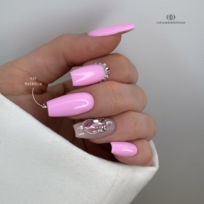 Pose coffin avec le vernis semi permanent Magnolia rose bonbon
