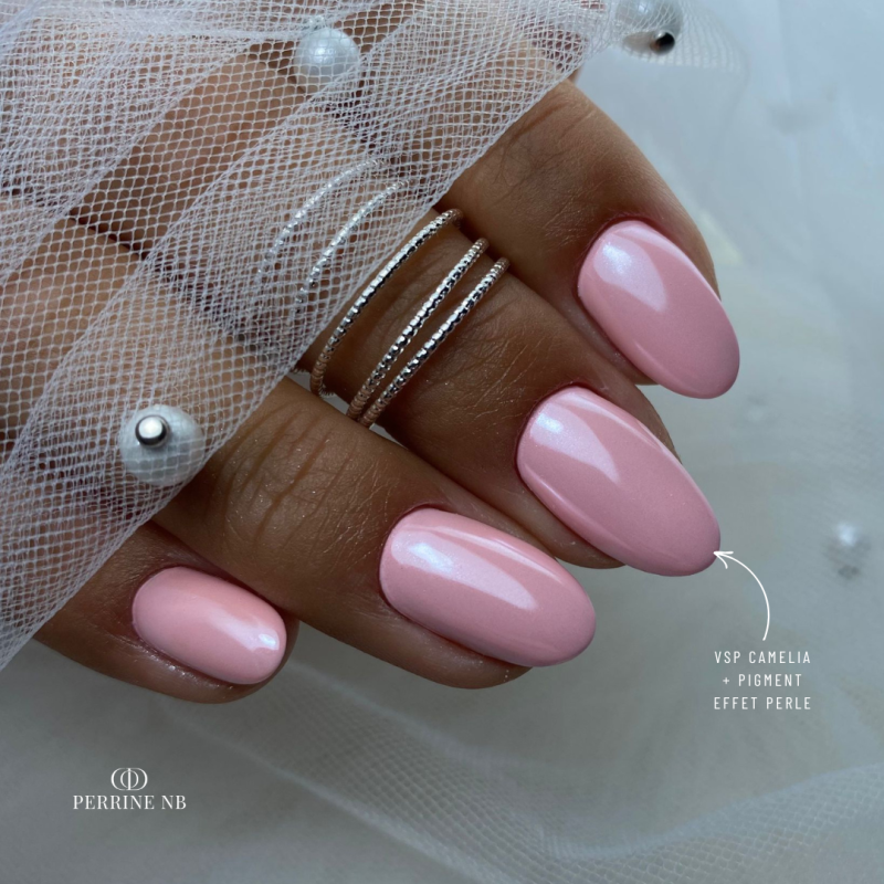 Pose d'ongles en amandes avec le vernis semi permanent Camelia, rose pêche pastel