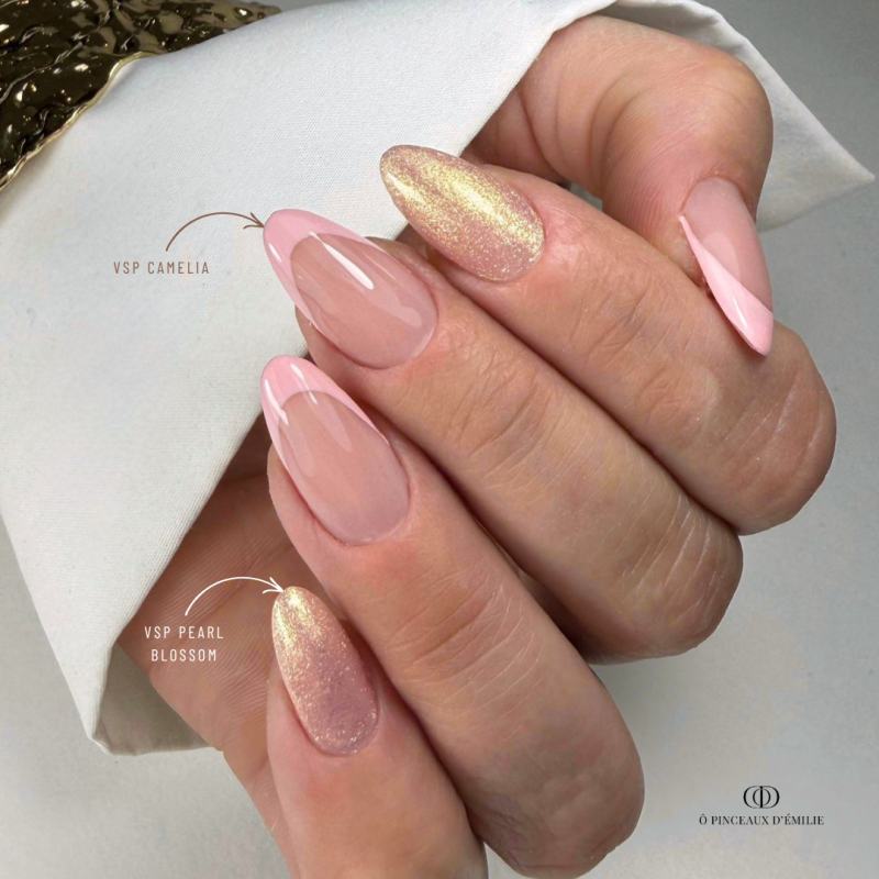 Pose d'ongles en amandes avec le vernis semi permanent Camelia, rose pêche pastel