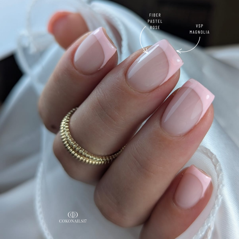 Pose d'ongles carrée avec le vernis semi permanent Camelia, rose pêche pastel